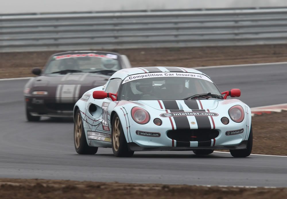 IMAGE: http://i719.photobucket.com/albums/ww191/restyles/Track%20day%20on%20Snett%20300%20circuit/FT3G0051-copy.jpg