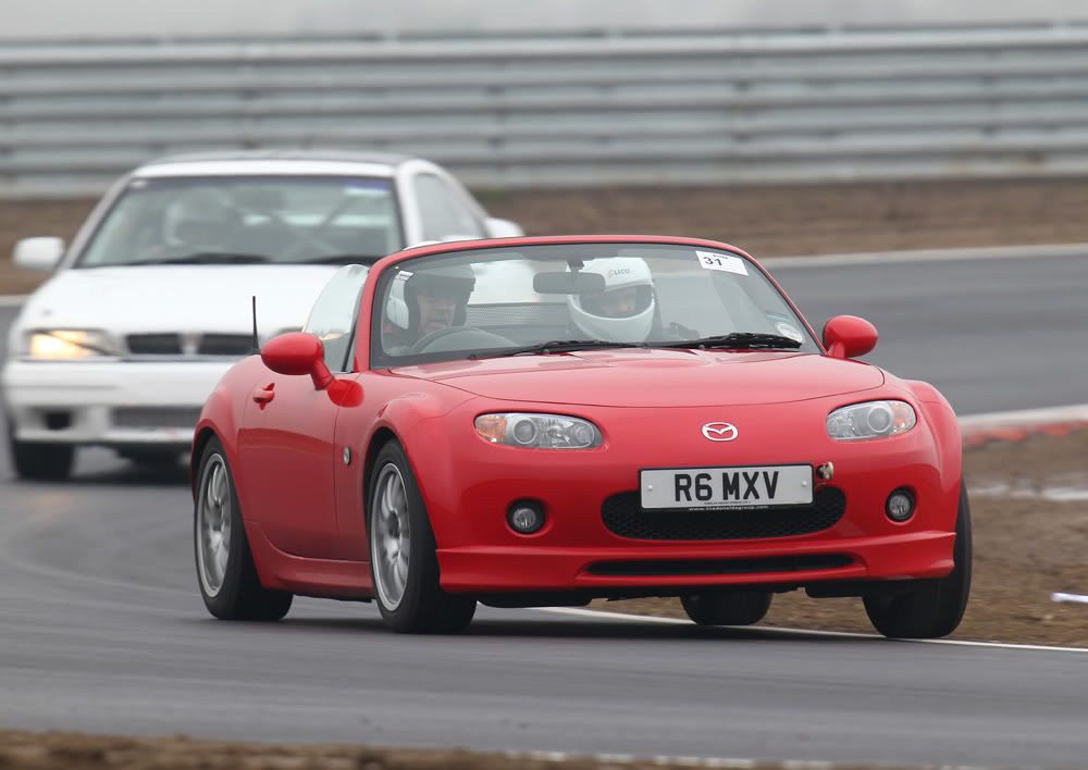 IMAGE: http://i719.photobucket.com/albums/ww191/restyles/Track%20day%20on%20Snett%20300%20circuit/FT3G0142-copy.jpg