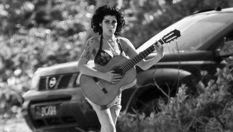 http://i719.photobucket.com/albums/ww193/dayaken/Amy-Winehouse-2.jpg?t=1271413844