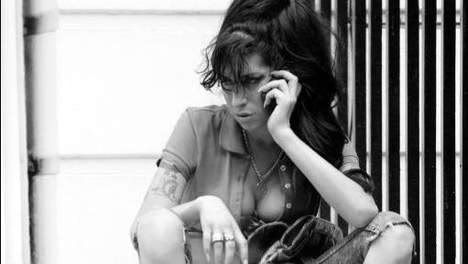 http://i719.photobucket.com/albums/ww193/dayaken/Amy_Winehouse-1.jpg?t=1283251213