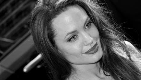 http://i719.photobucket.com/albums/ww193/dayaken/Angelina-Jolie-1.jpg?t=1255368098