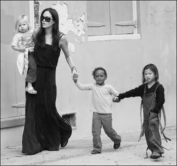 http://i719.photobucket.com/albums/ww193/dayaken/Angelina-Jolie-en-kinderen2.jpg?t=1255609696