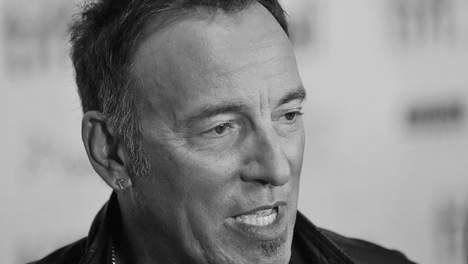 http://i719.photobucket.com/albums/ww193/dayaken/Bruce-Springsteen-1.jpg?t=1286216133