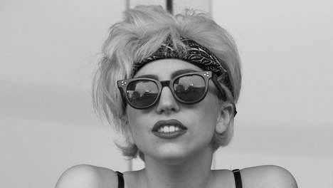 http://i719.photobucket.com/albums/ww193/dayaken/Lady-Gaga-15.jpg?t=1278158497
