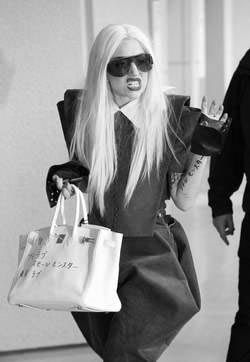http://i719.photobucket.com/albums/ww193/dayaken/Lady-Gaga-2-1.jpg?t=1271180873