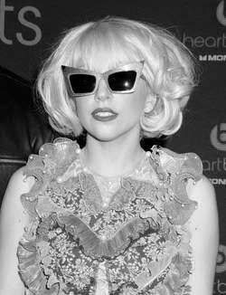 http://i719.photobucket.com/albums/ww193/dayaken/Lady-Gaga-4.jpg?t=1254483112