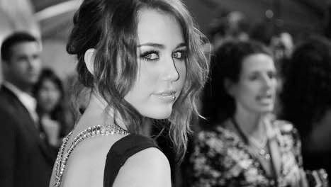 http://i719.photobucket.com/albums/ww193/dayaken/Miley-Cyrus.jpg?t=1265204154