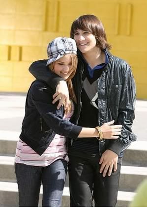 MitchelMussoEmilyOsment1.jpg Mitchel Musso & Emily Osment image by albino_strawberry